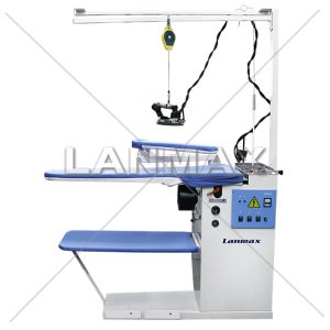 Mesa de passar industrial com caldeira e ferro.