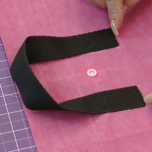 Mochila versátil com náilon amassado ()