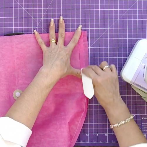 Mochila versátil com náilon amassado ()