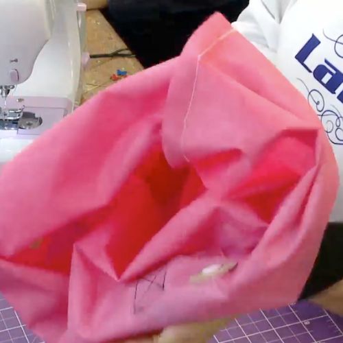 Mochila versátil com náilon amassado ()