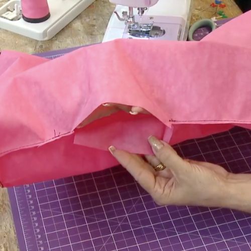 Mochila versátil com náilon amassado ()