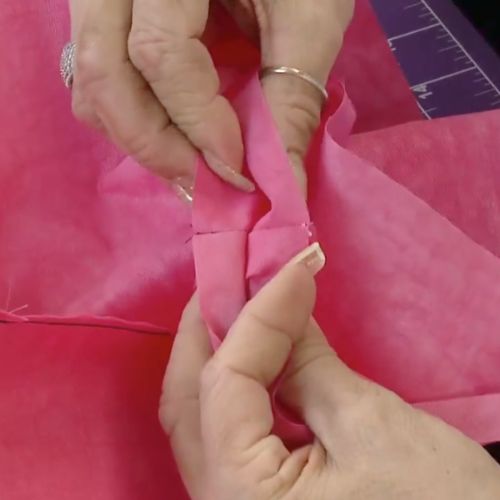 Mochila versátil com náilon amassado ()