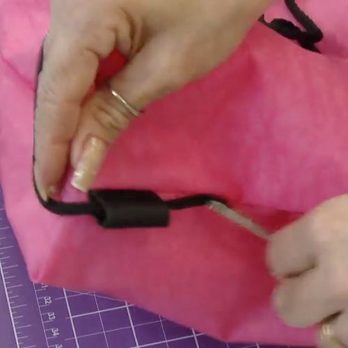 Mochila versátil com náilon amassado ()