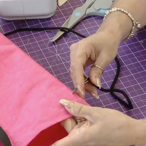 Mochila versátil com náilon amassado ()