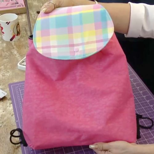 Mochila versátil com náilon amassado ()